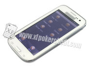 โทรศัพท์มือถือซัมซุง S4 สีขาวมือถือซ้อนทับอุปกรณ์เล่นการ์ดที่ทำเครื่องหมายไว้